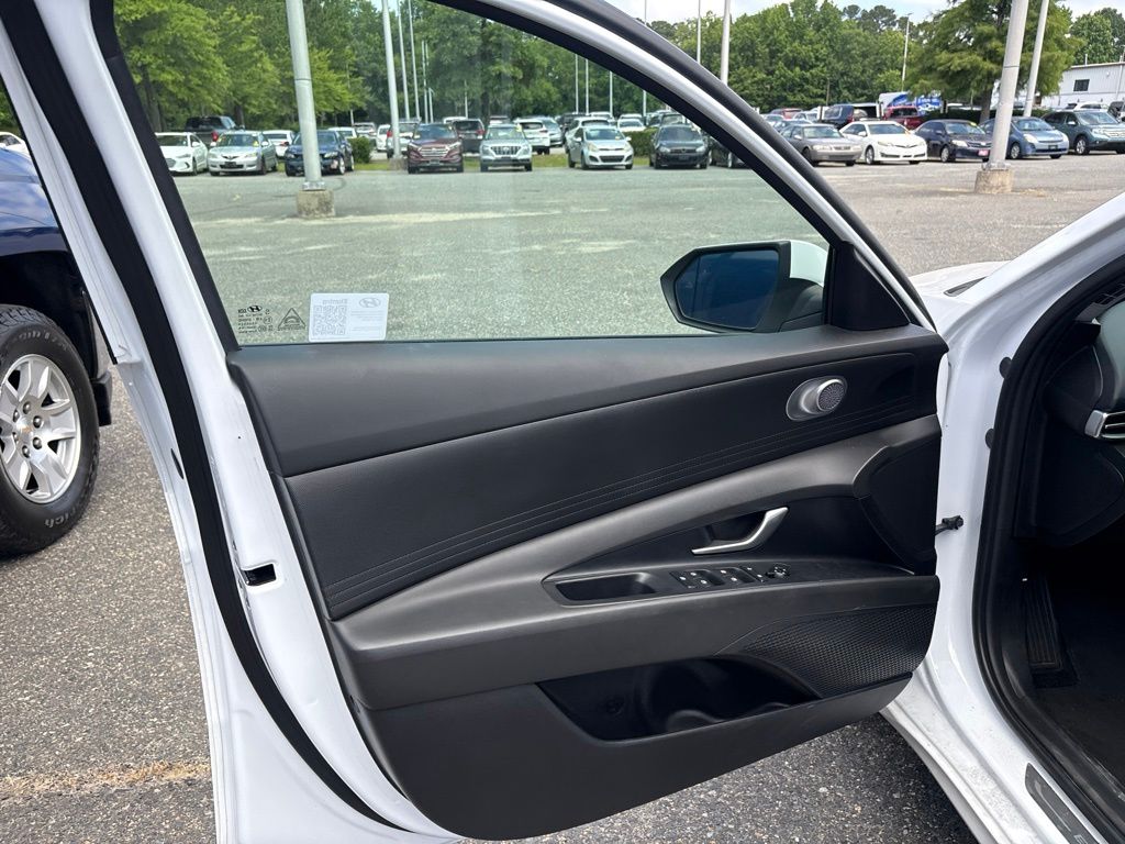 Used 2024 White Hyundai SEL image 14
