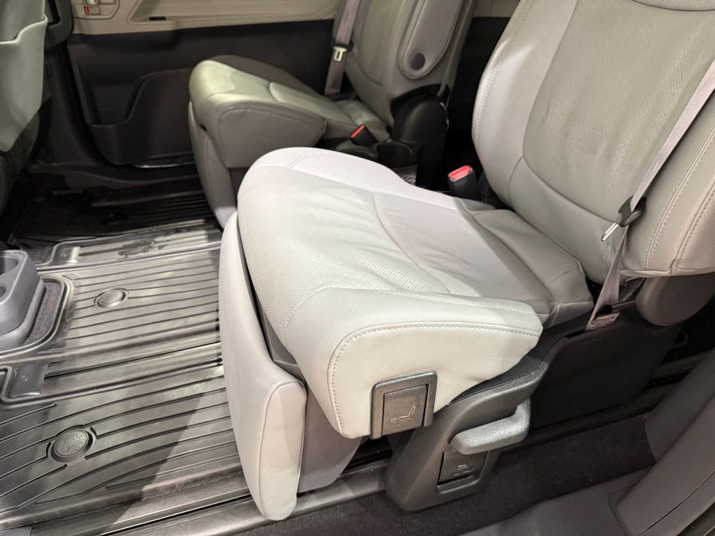 Thumbnail: 2024 Toyota Sienna - 21