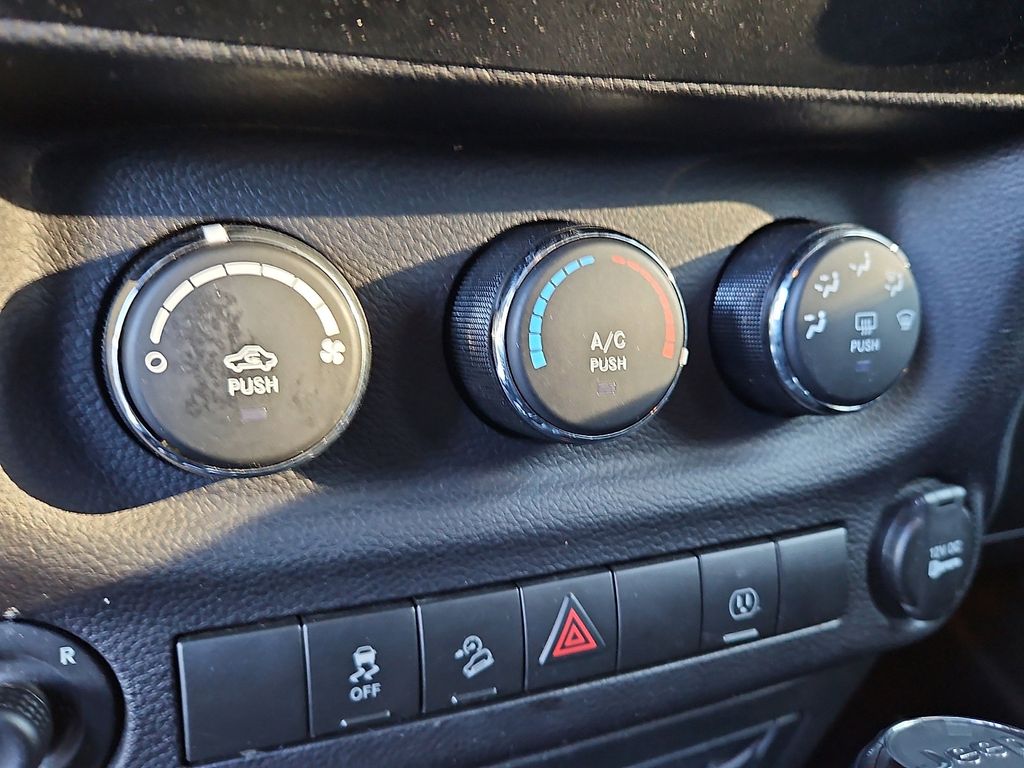 Thumbnail: 2018 Jeep Wrangler - 14