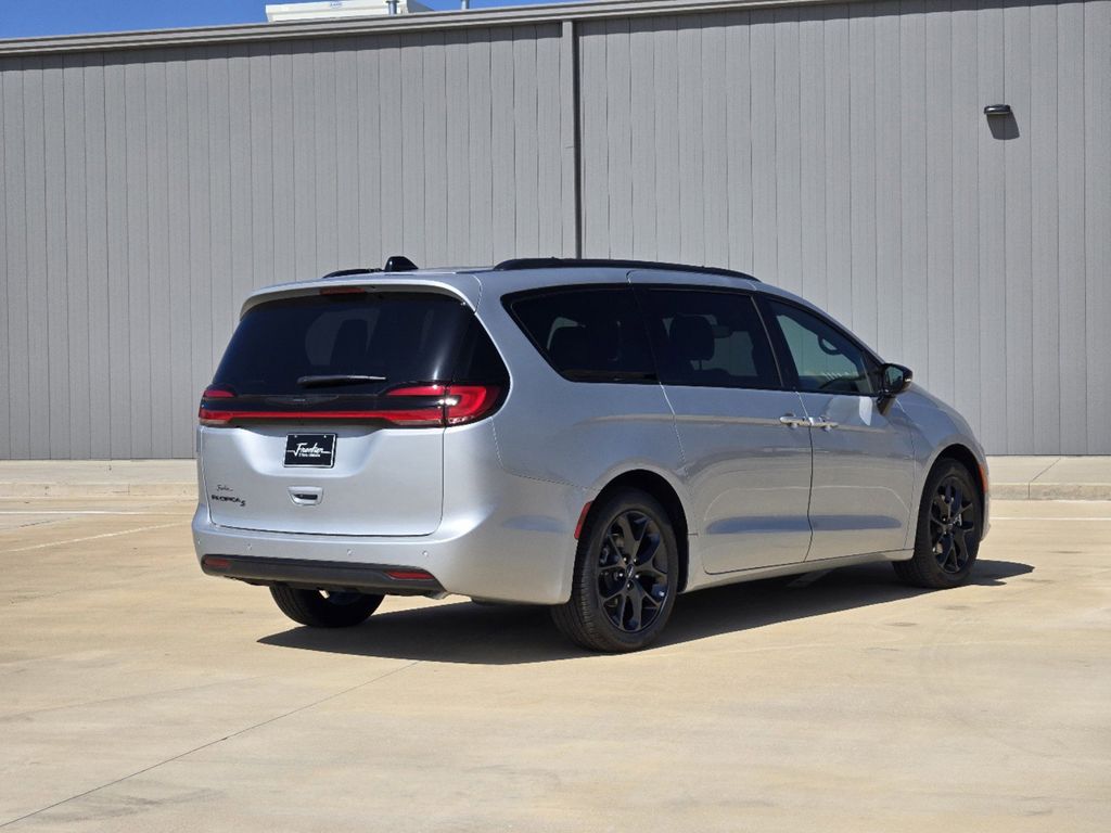 2024 Chrysler Pacifica Touring L 4