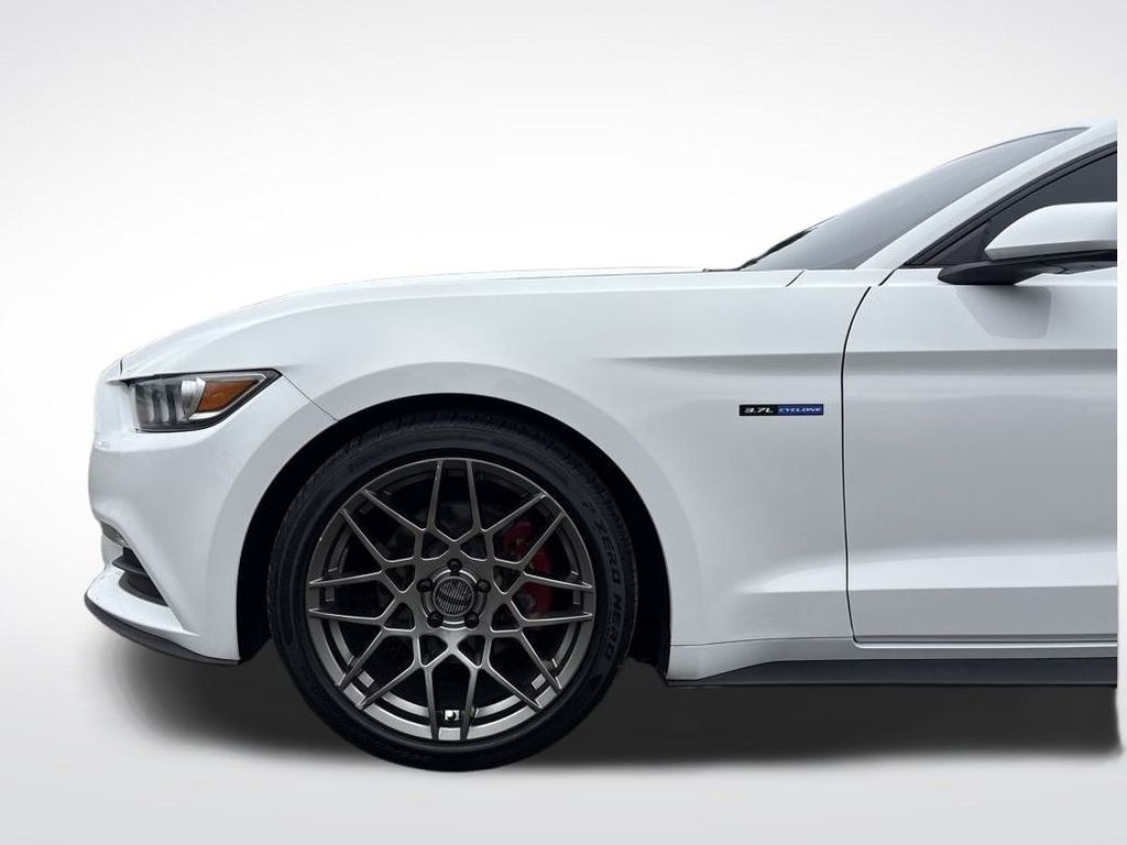 2017 Oxford White Ford Mustang V6 RWD Coupe