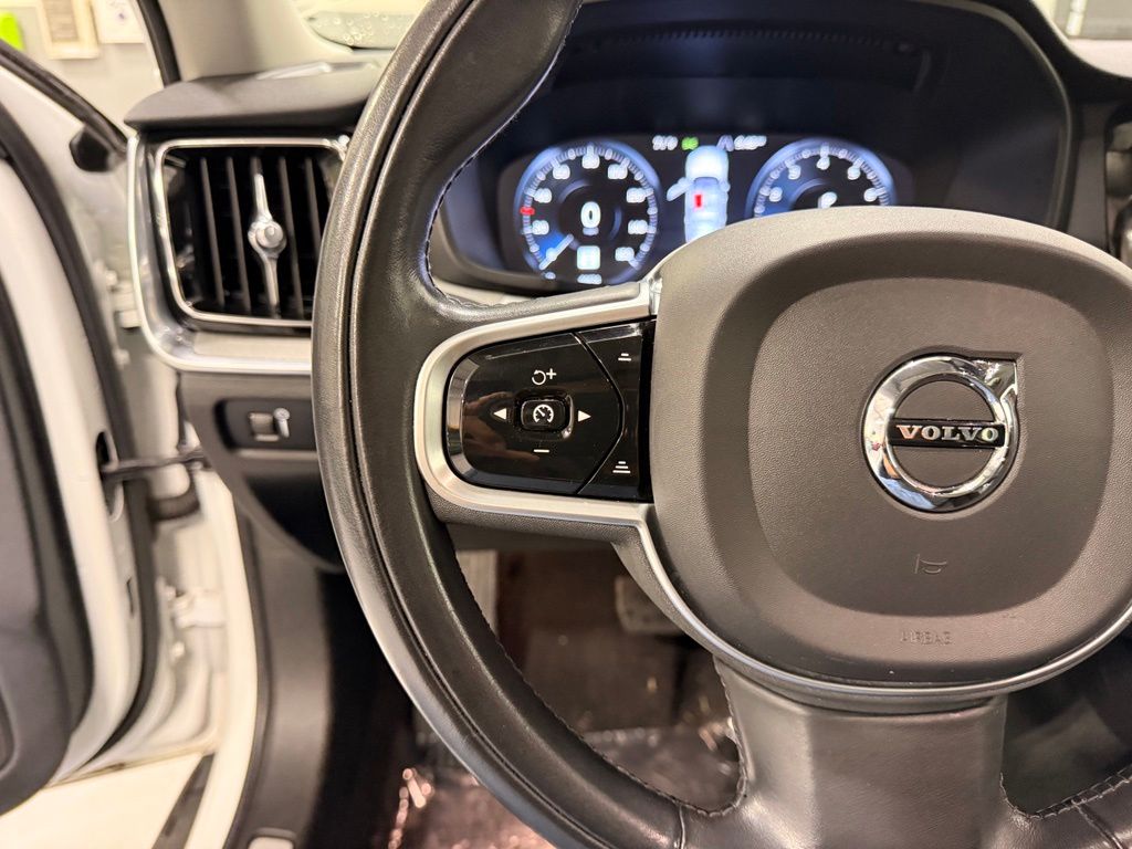 Thumbnail: 2022 Volvo S60 - 13