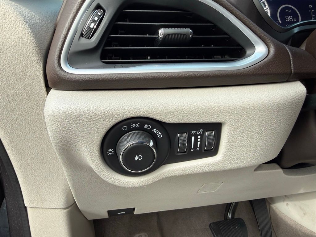 Thumbnail: 2017 Chrysler Pacifica - 12