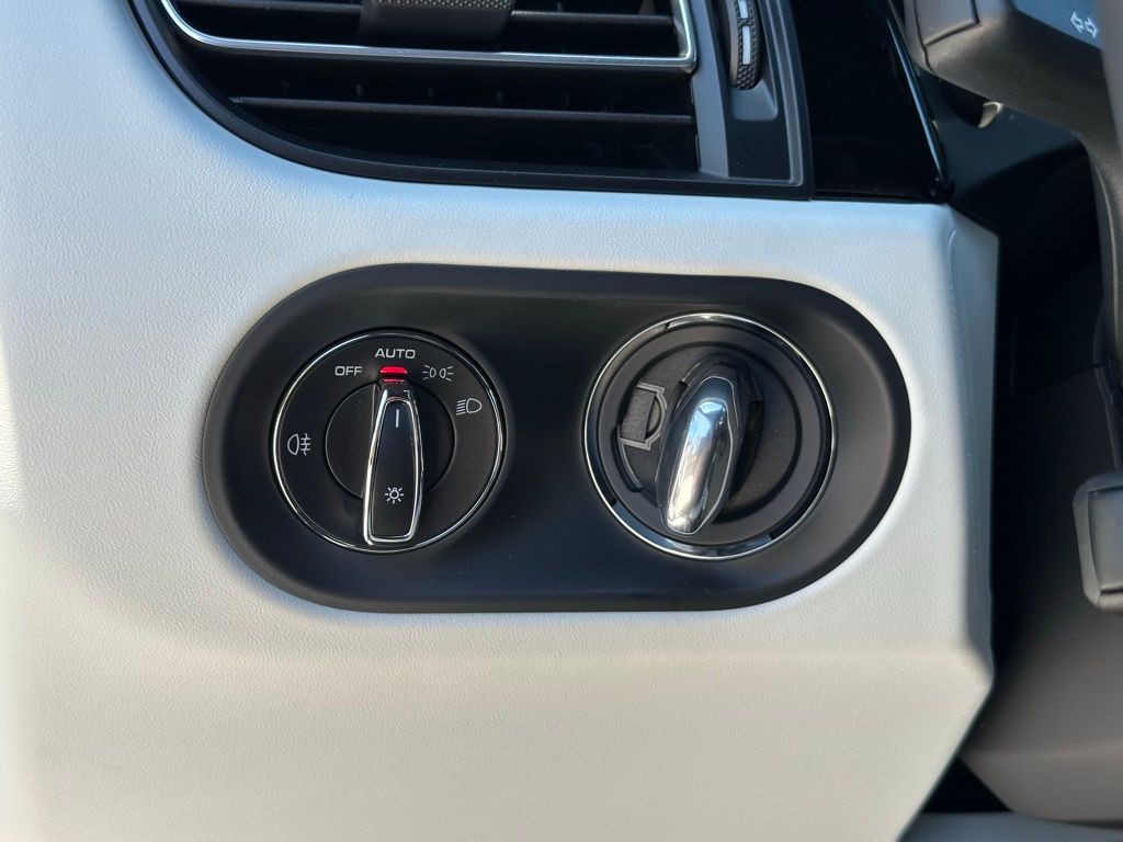 Thumbnail: 2026 Porsche Macan - 32