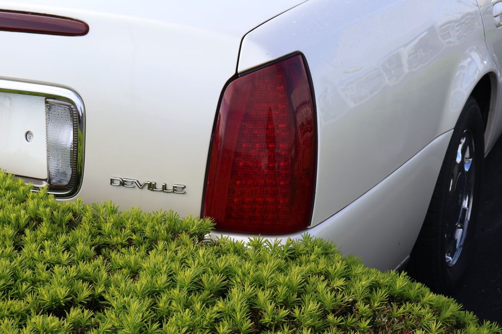 2001 Cadillac DeVille Base 10
