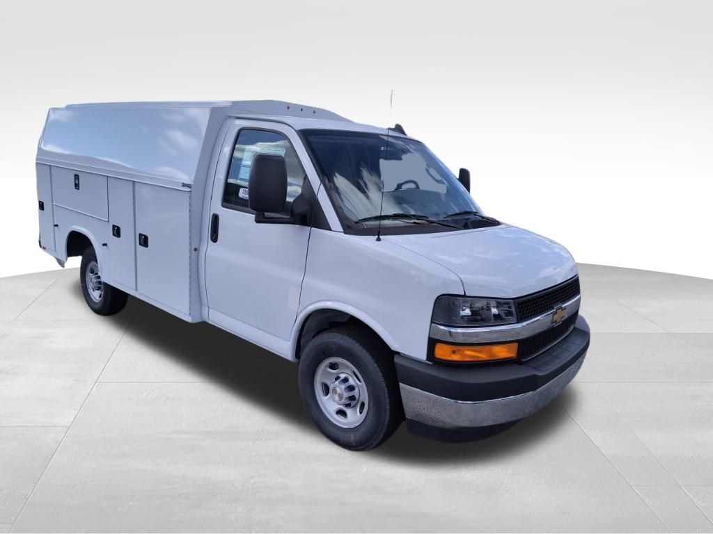 Summit White 2025 Chevrolet Express Chassis 3500 Cutaway 139 Van Rear-Wheel Drive 8-Speed Automatic