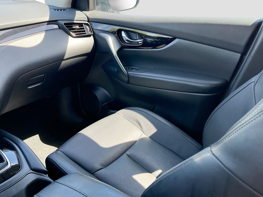 Used 2022 Gray Nissan SL image 23