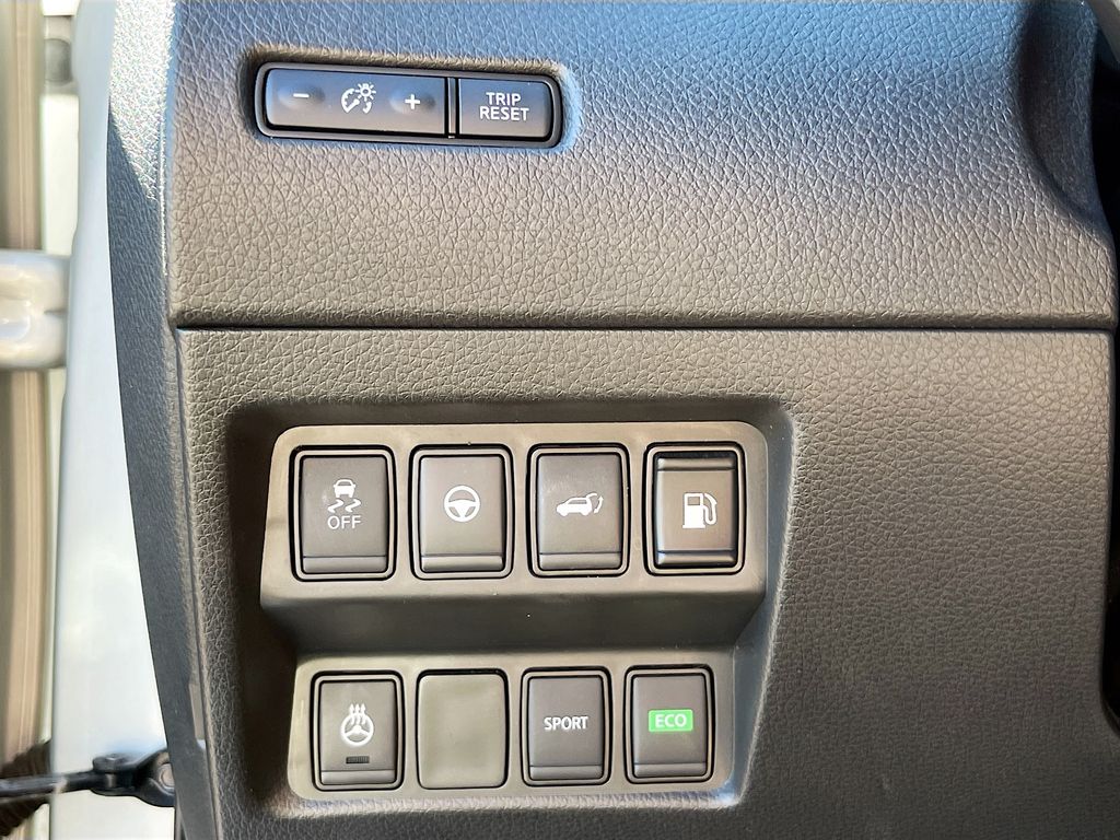 Used 2020 Silver Nissan SL image 10