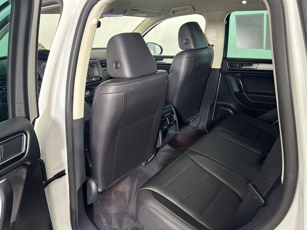 Used 2017  Volkswagen V6 Sport image 14