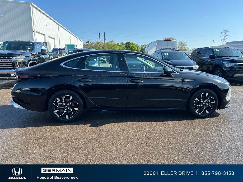 Used 2025 Black Hyundai SEL image 8