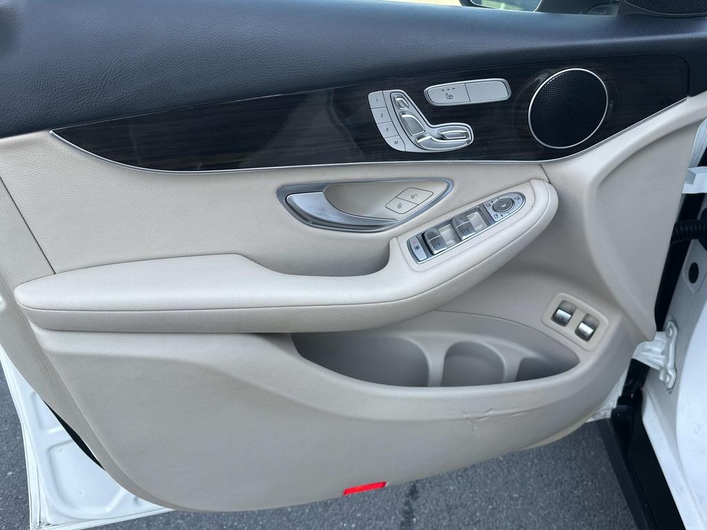 Thumbnail: 2018 Mercedes-Benz GLC - 27