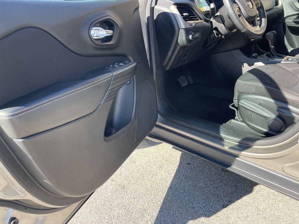 Used 2017 Jeep Cherokee SUV