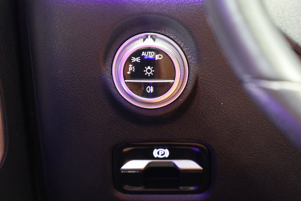 Thumbnail: 2023 Mercedes-Benz C-Class - 19