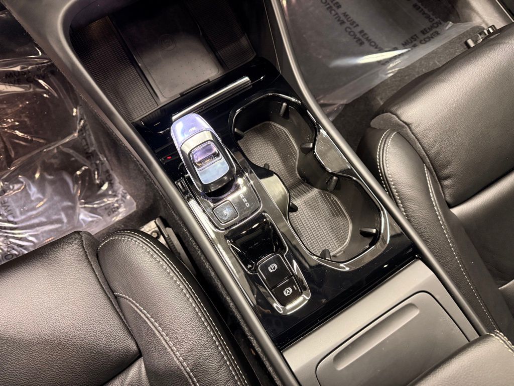 Thumbnail: 2023 Volvo XC40 - 18