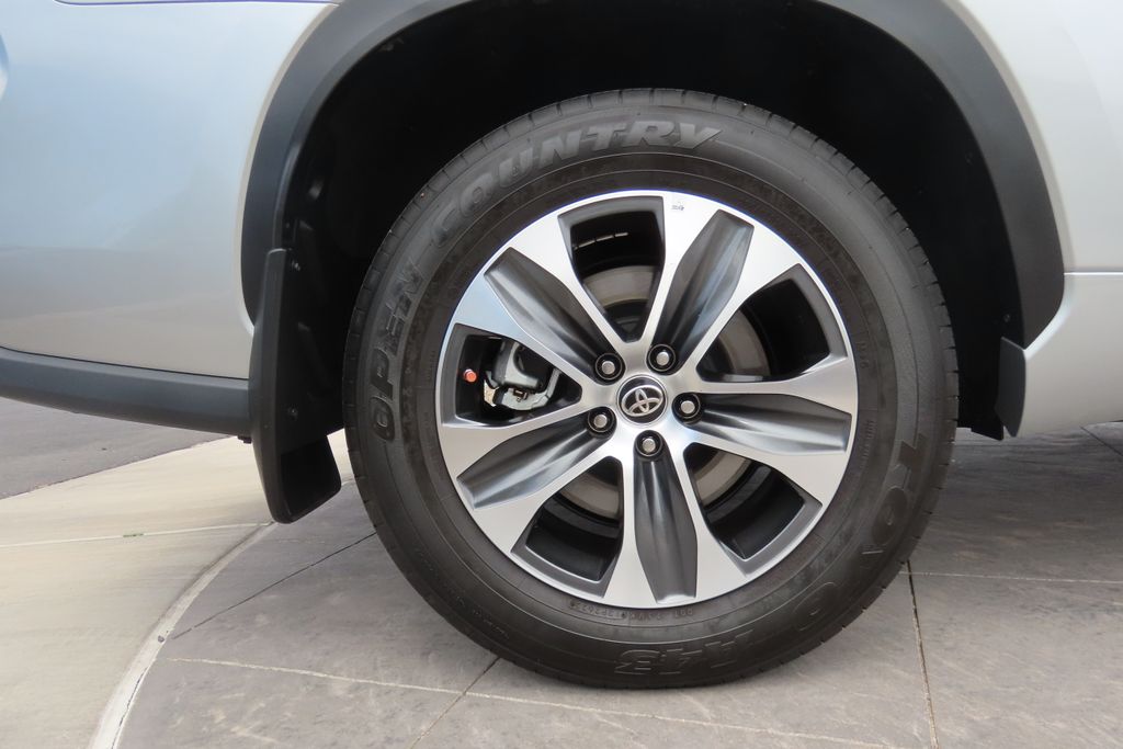 Thumbnail: 2023 Toyota Highlander - 31