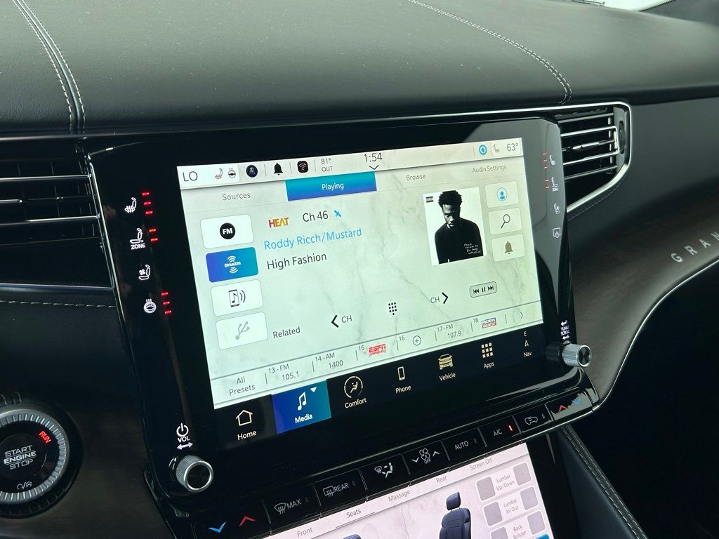 Used 2024 Diamond Black Crystal Pearlcoat Jeep Base image 18