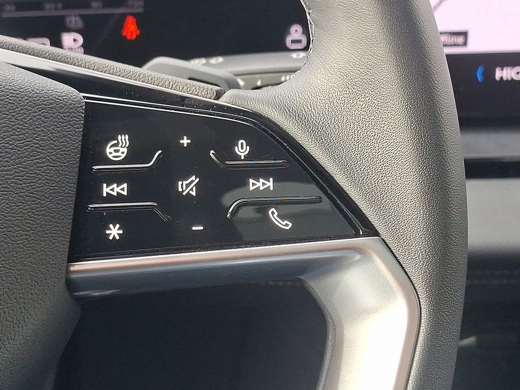 Thumbnail: 2025 Audi Q6 e-tron - 21