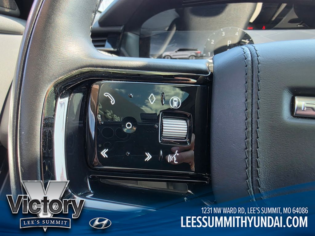 Used 2025  Land Rover Dynamic SE image 17