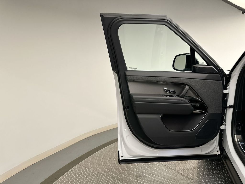 2025 Land Rover Range Rover Sport SE 8