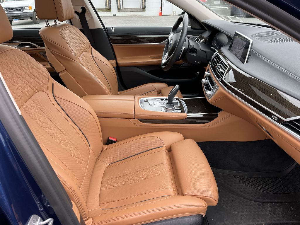 Thumbnail: 2022 BMW 7 Series - 26