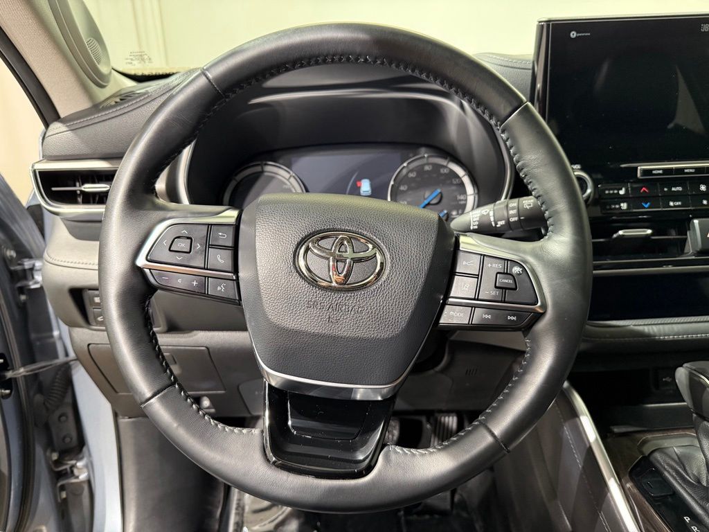 Thumbnail: 2021 Toyota Highlander - 25