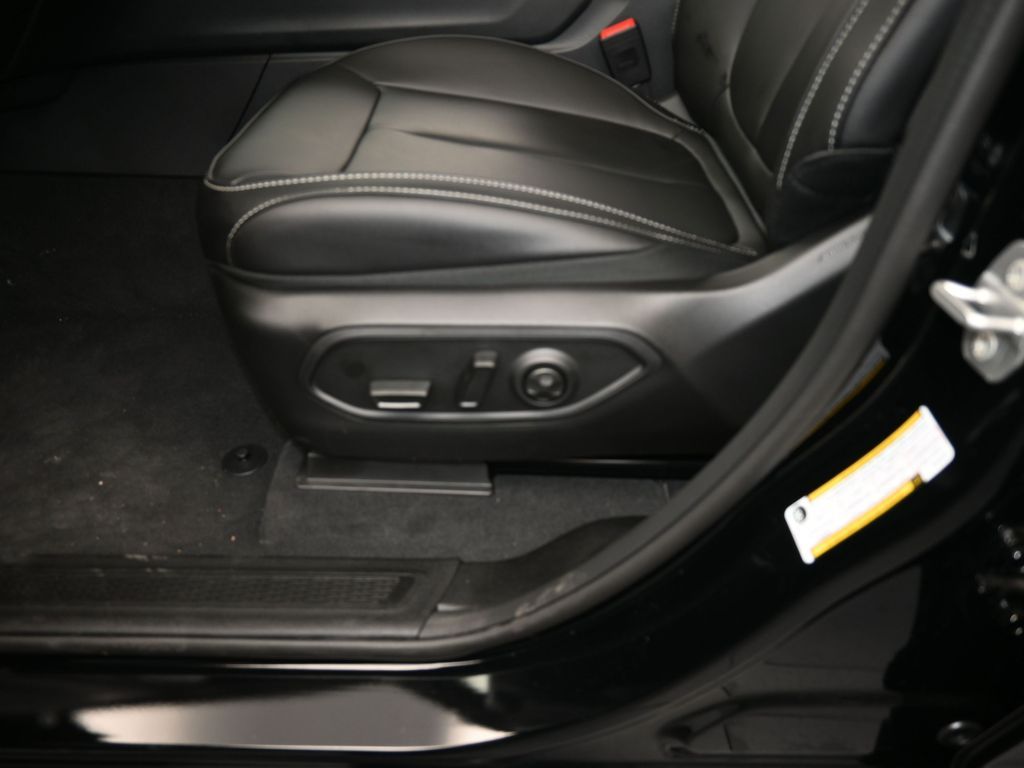 New 2025 Diamond Black Crystal Pearlcoat Jeep Limited image 16