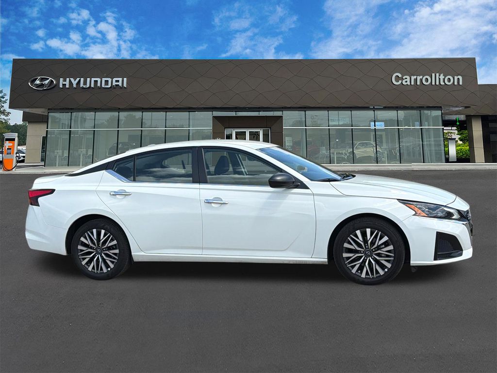 Used 2025 White Nissan 2.5 SV image 4