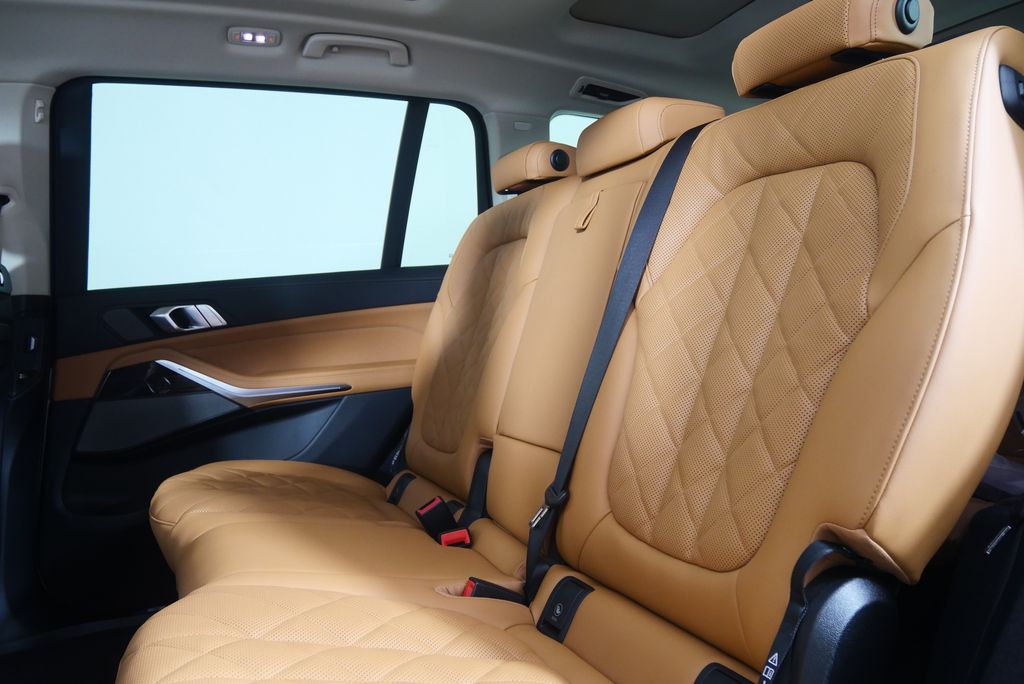 Thumbnail: 2026 BMW X7 - 16