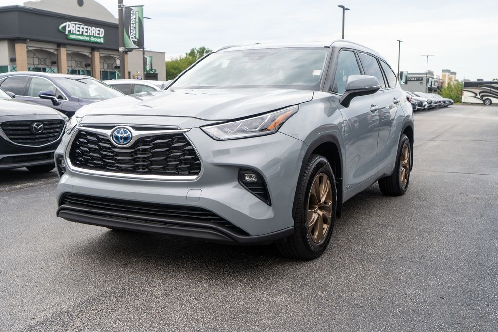 Gray 2022 Toyota Highlander Hybrid SUV / Crossover All-Wheel Drive Continuously Variable Transmission