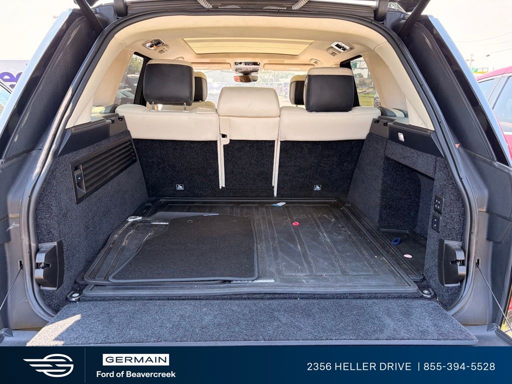 Used 2020 Blue Land Rover HSE image 6