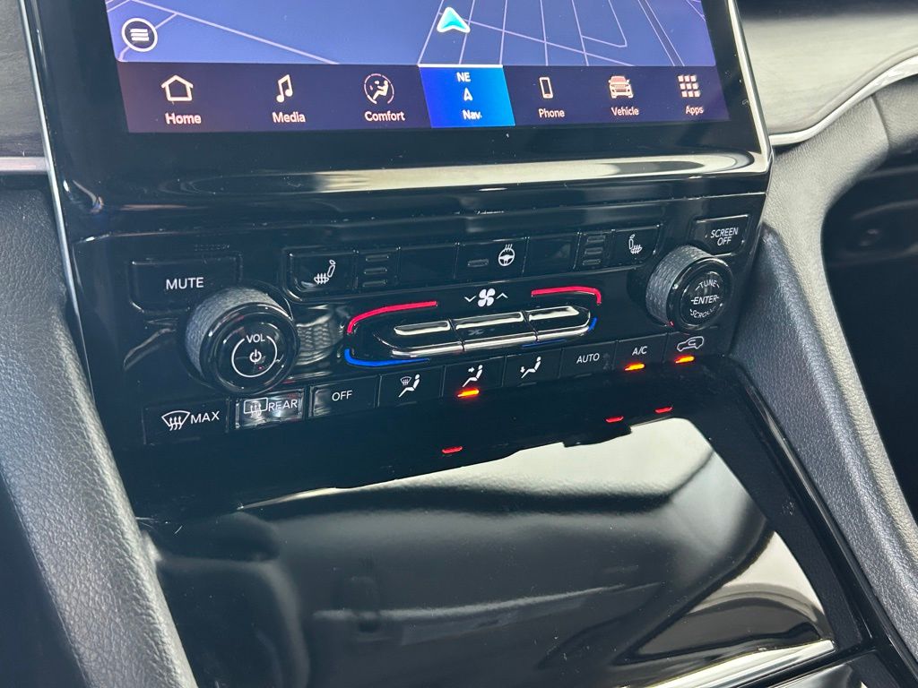 Used 2023 Diamond Black Crystal Pearlcoat Jeep Limited image 47