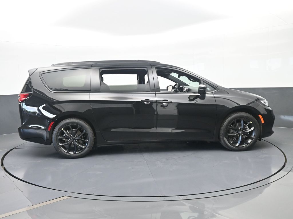 New 2026 Diamond Black Crystal Pearlcoat Chrysler Select image 7