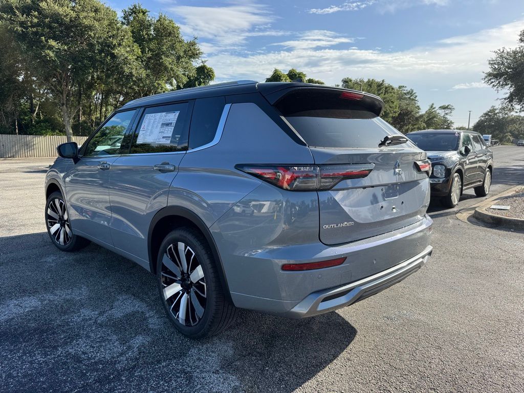 2025 Mitsubishi Outlander SEL photo 3
