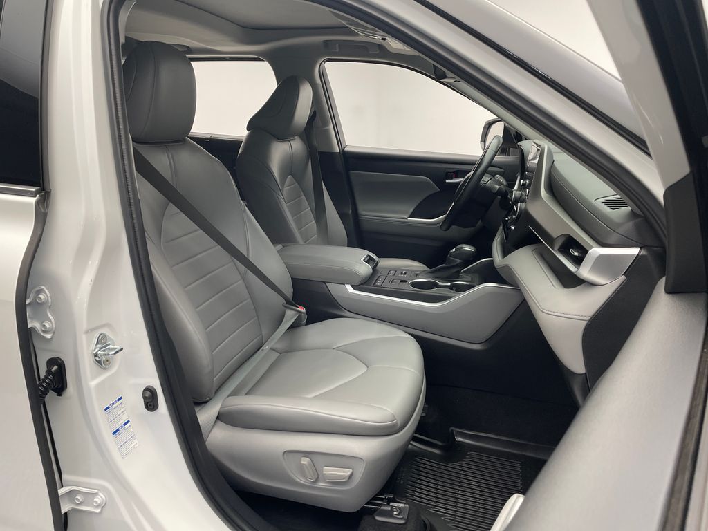 Thumbnail: 2022 Toyota Highlander - 18