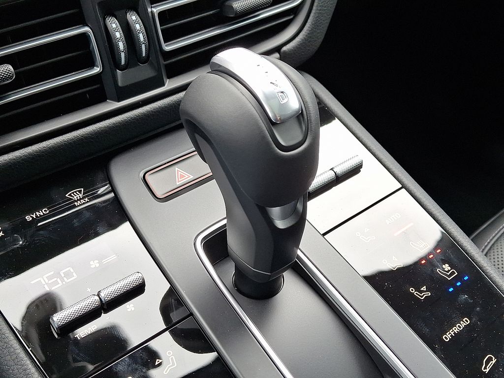 Thumbnail: 2025 Porsche Macan - 16