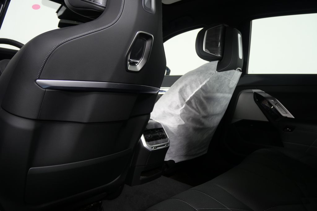 2025 BMW 7 Series 750e xDrive 16