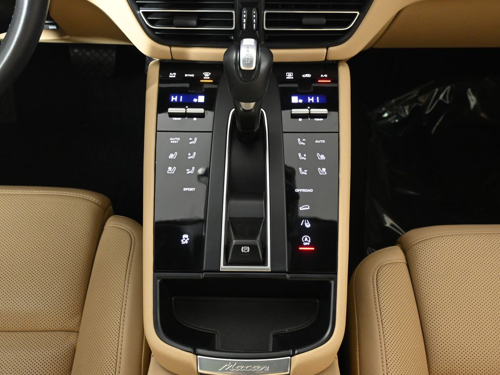 Thumbnail: 2024 Porsche Macan - 24