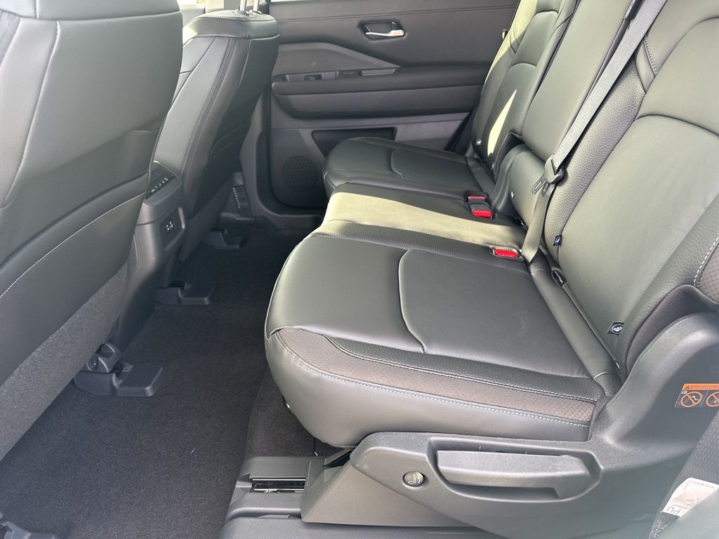 2025 Everest White Pearl Tricoat Nissan Pathfinder SL FWD SUV