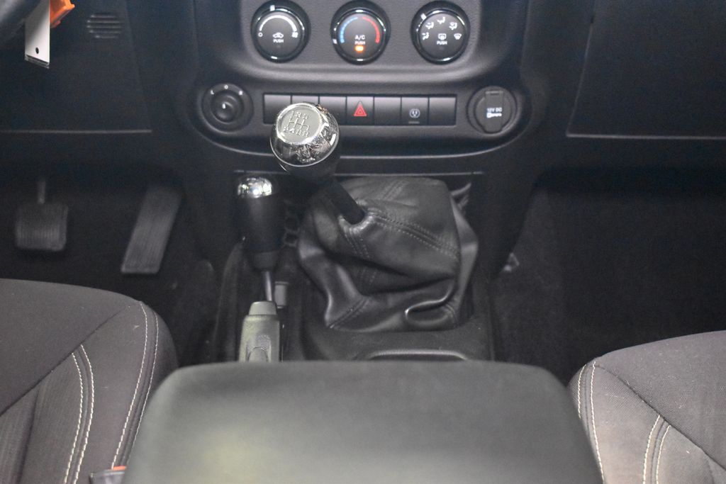 2014 Jeep Wrangler Unlimited Sahara 19