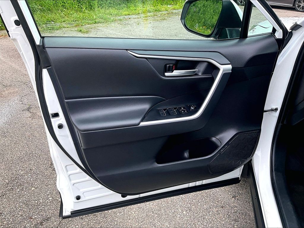 2024 Toyota RAV4 — photo 9