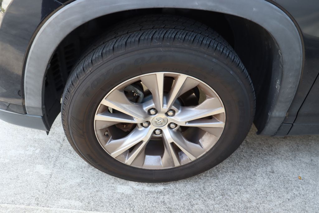 Thumbnail: 2014 Toyota Highlander - 4