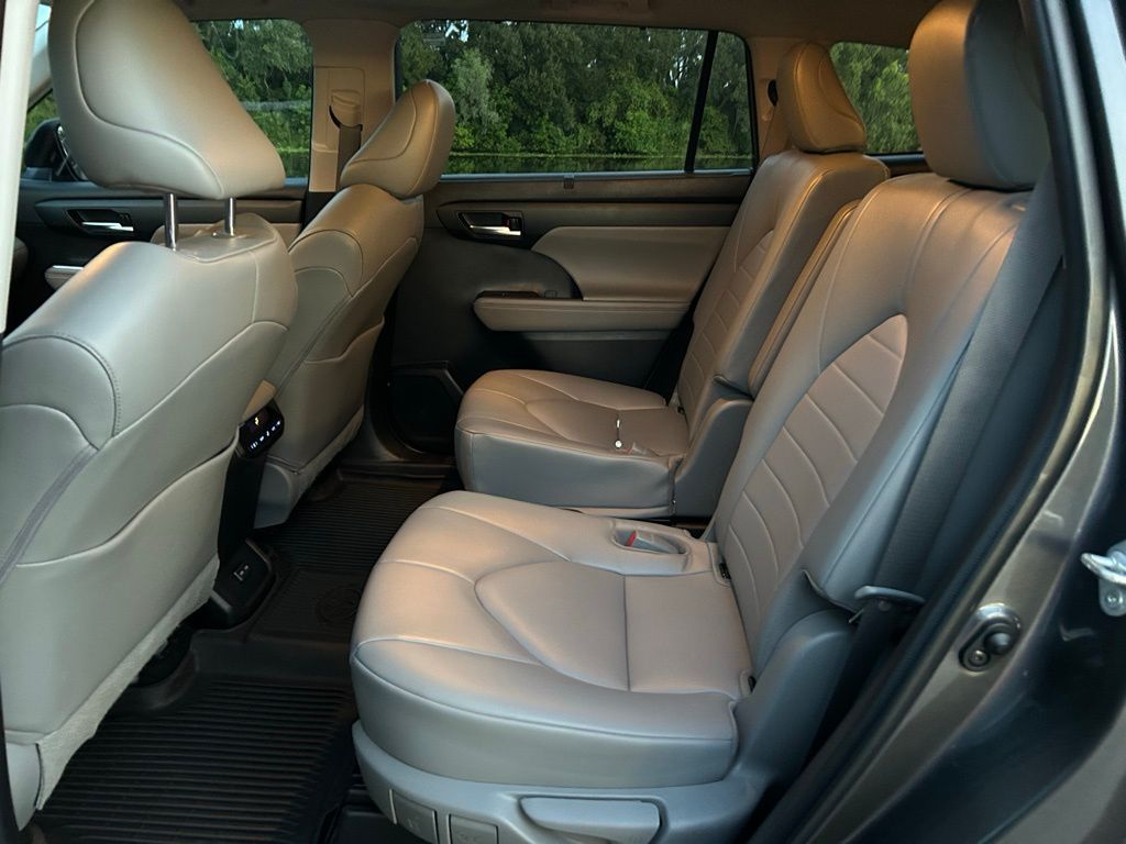 Thumbnail: 2022 Toyota Highlander - 14
