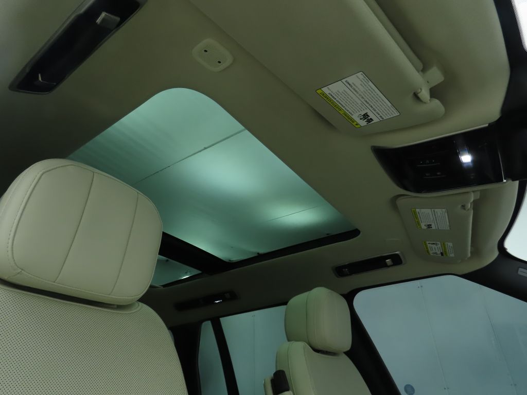 2023 Land Rover Range Rover SE 19