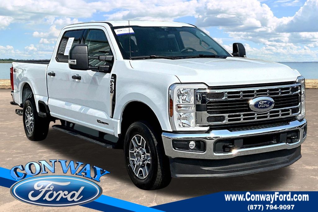 Oxford White 2025 Ford F-250 Super Duty Pickup Truck Four-Wheel Drive Automatic