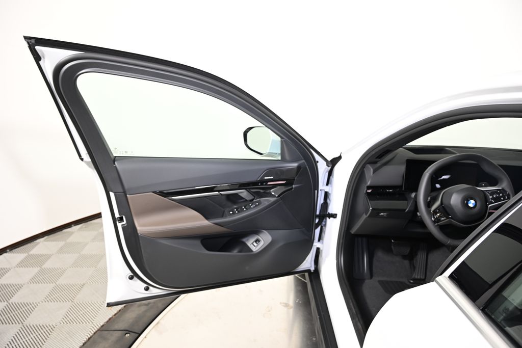 Thumbnail: 2025 BMW 5 Series - 21