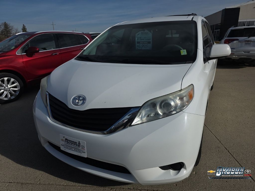 White (Blizzard Pearl) 2011 Toyota Sienna 7-Passenger V6 FWD Minivan Front-Wheel Drive 6-Speed Automatic Overdrive