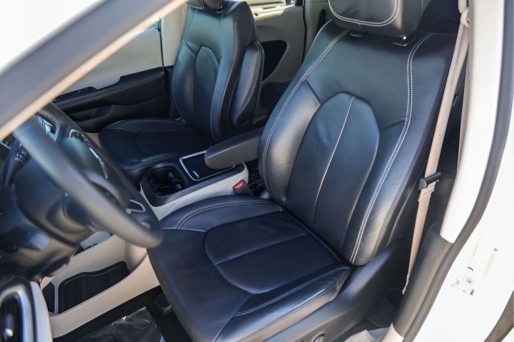 Used Car 2022 Chrysler Pacifica  Touring L For Sale Under $30,000 In Austin, Texas