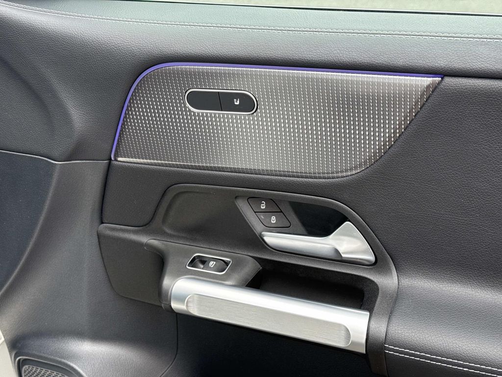 Thumbnail: 2022 Mercedes-Benz GLB - 21