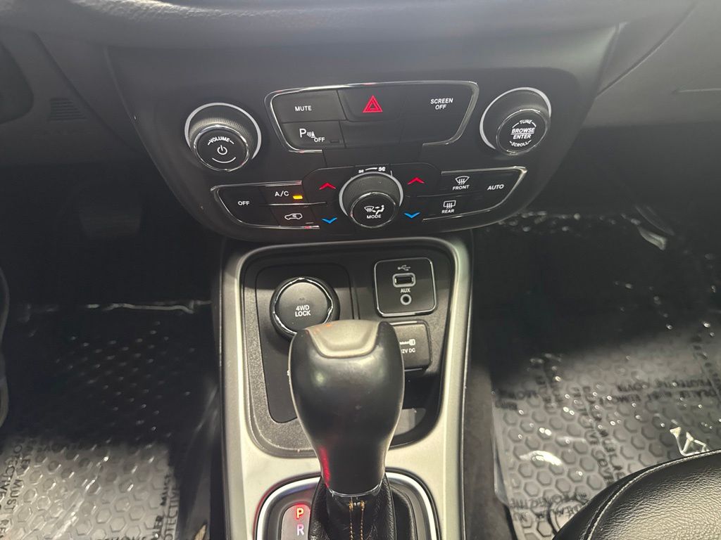 Used 2018 Gray Jeep Latitude image 17