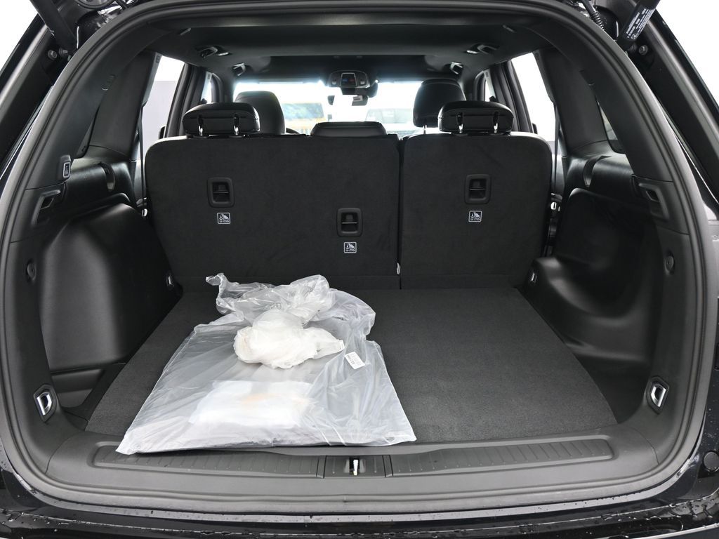 New 2026 Diamond Black Crystal Pearlcoat Jeep Laredo image 31